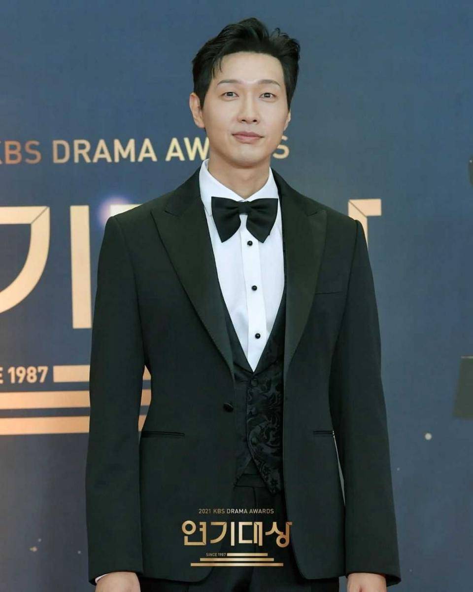 Ji Hyun Woo di red carpet (instagram.com/kbsdrama)