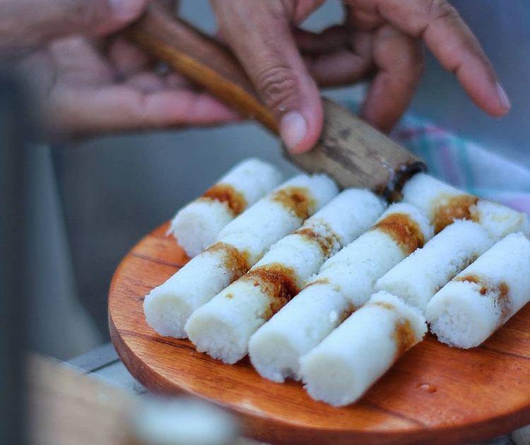 Kue putu (Instagram.com/tentangkaranganyar)