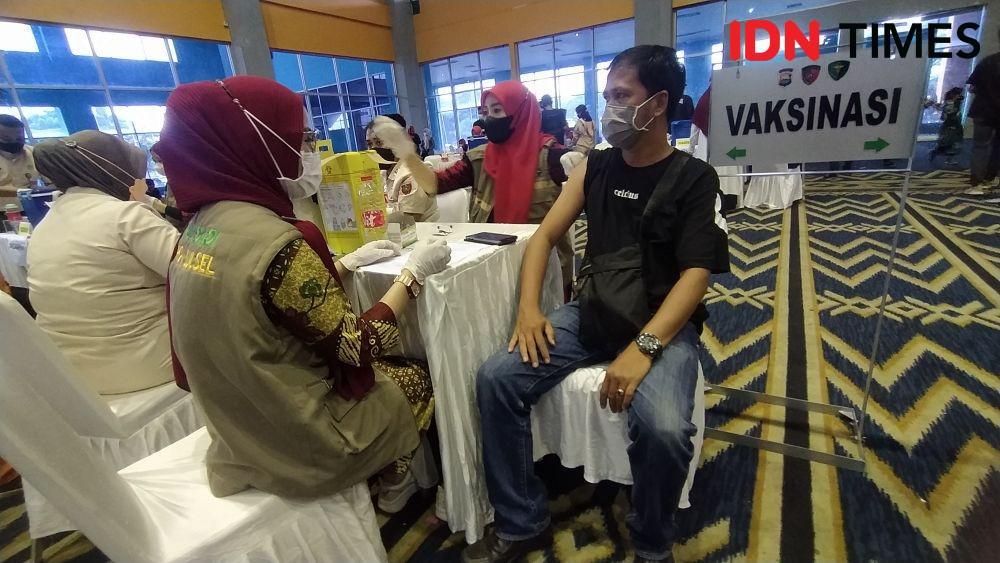 Vaksinasi di gedung Celebes Convention Center Makassar, Jumat (31/12/2021). IDN Times/Asrhawi Muin