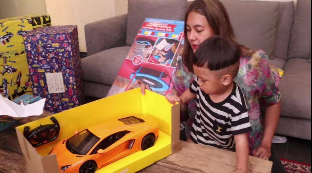 potret kado ulang tahun Kiano (youtube.com/Baim Paula)