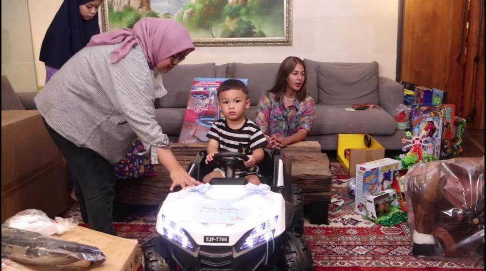 potret kado ulang tahun Kiano (youtube.com/Baim Paula)