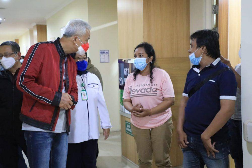 Gubernur Jateng Ganjar Pranowo menengok pasien RSUP dr Kariadi yang dievakuasi. (Dok Humas Pemprov Jateng)