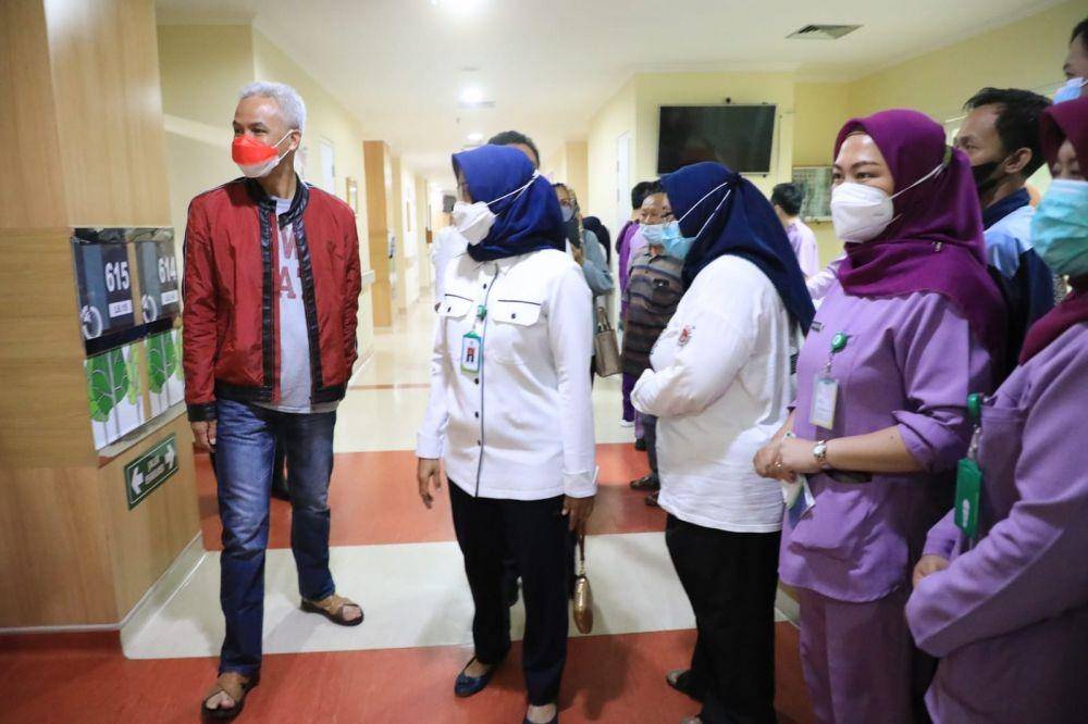 Direktur Utama RSUP dr Kariadi, Farichah Hanum menemani Ganjar Pranowo di RS Kariadi. (Dok Humas Pemprov Jateng)