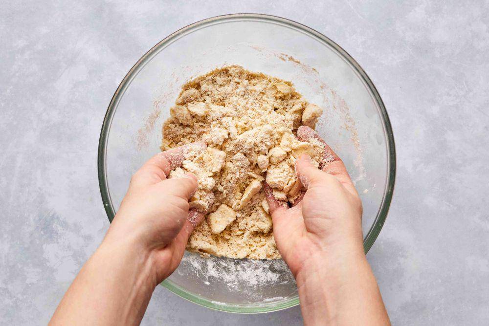 ilustrasi membuat crumble (thespruceeats.com)