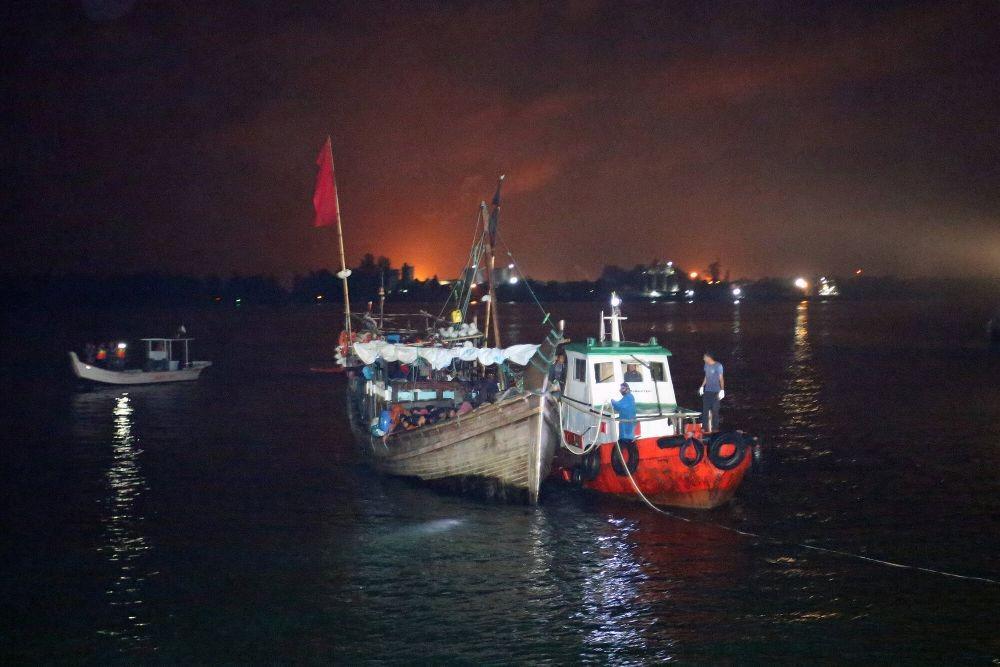 7 Potret Kapal Rohingya yang Ditarik dan Dievakuasi ke Daratan Bireuen