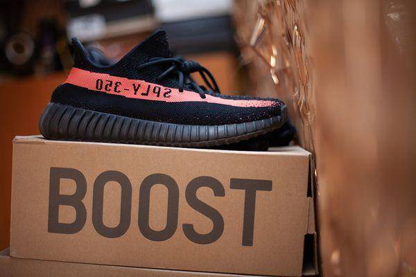 Adidas Yeezy menggunakan bahan sol berteknologi boost dan upper berbahan primeknit (pixabay/andreimihaiducu)