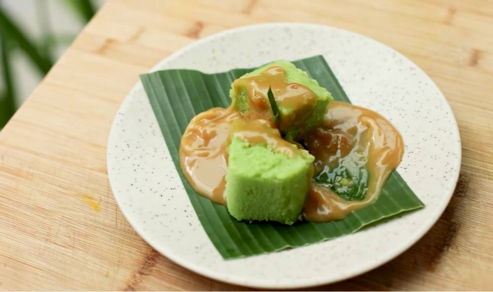 Penyajian kue pandan kukus (youtube.com/Devina Hermawan)