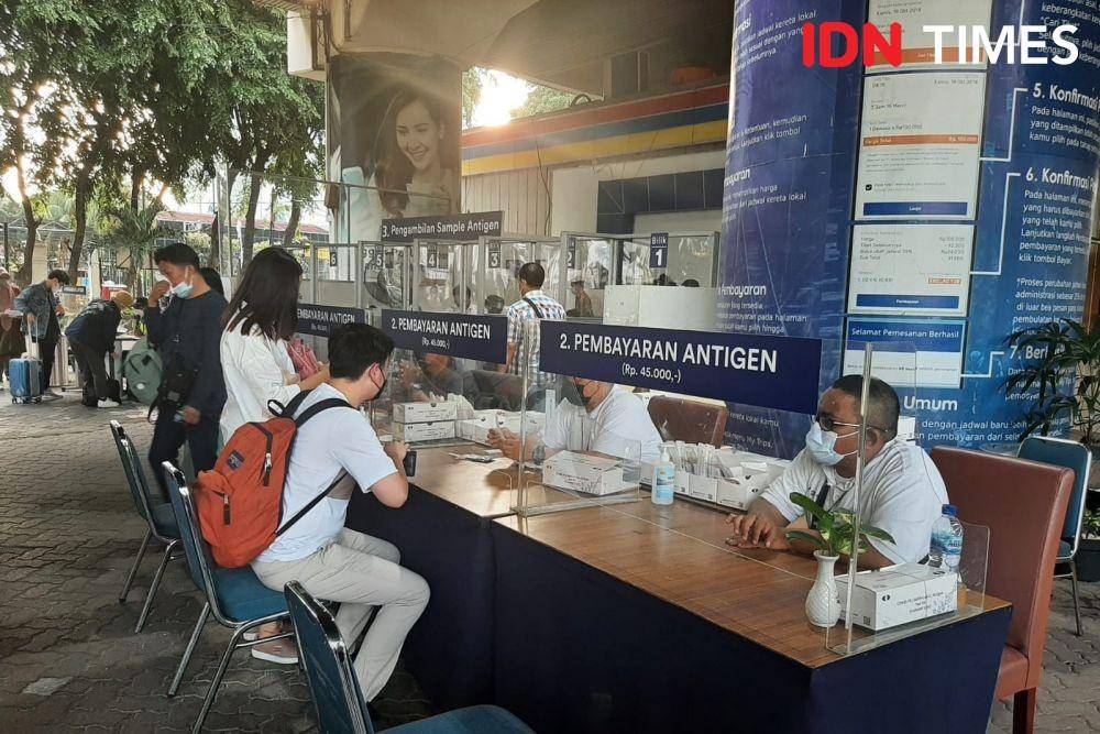 Layanan Rapid Test Antigen di Stasiun Gambir (IDN Times/Besse Fadhilah)