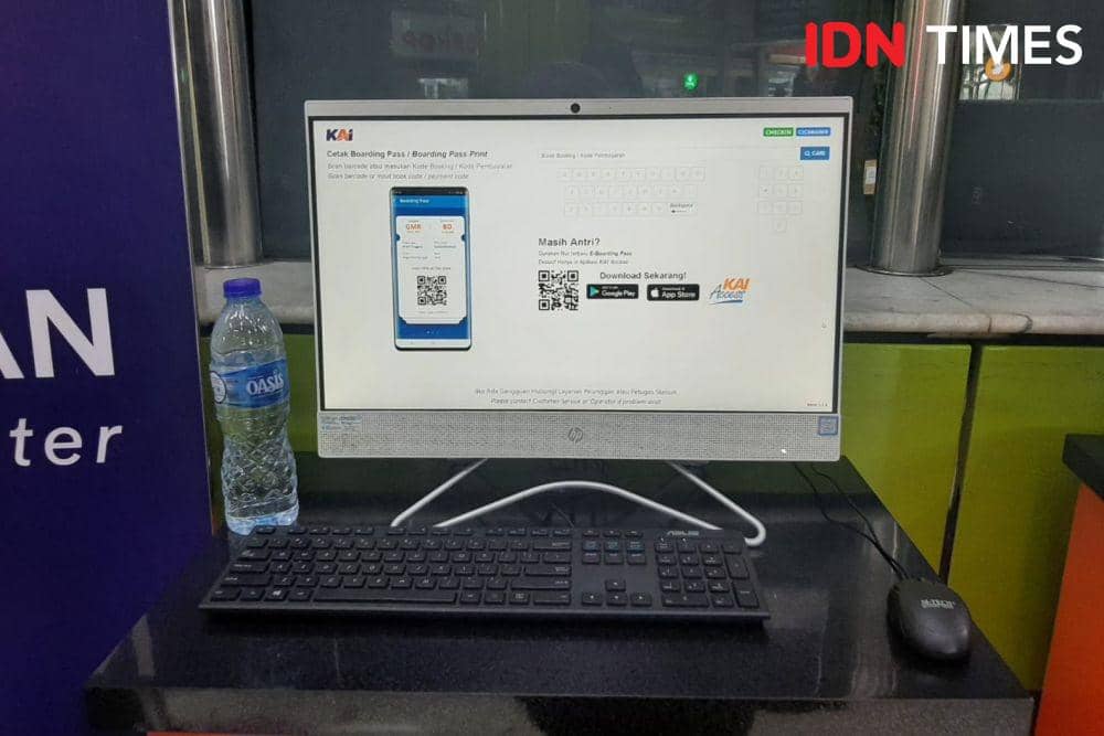 ilustrasi mesin cetak tiket kereta/boarding pass (IDN Times/Besse Fadhilah)