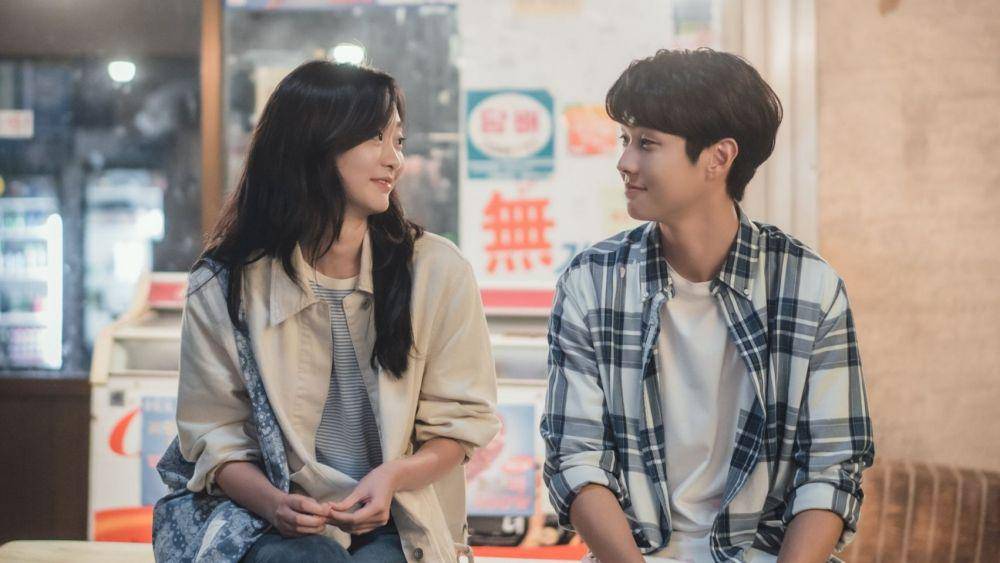 Kim Da Mi dan Choi Woo Sik dalam serial Our Beloved Summer. (dok. Netflix/Our Beloved Summer)