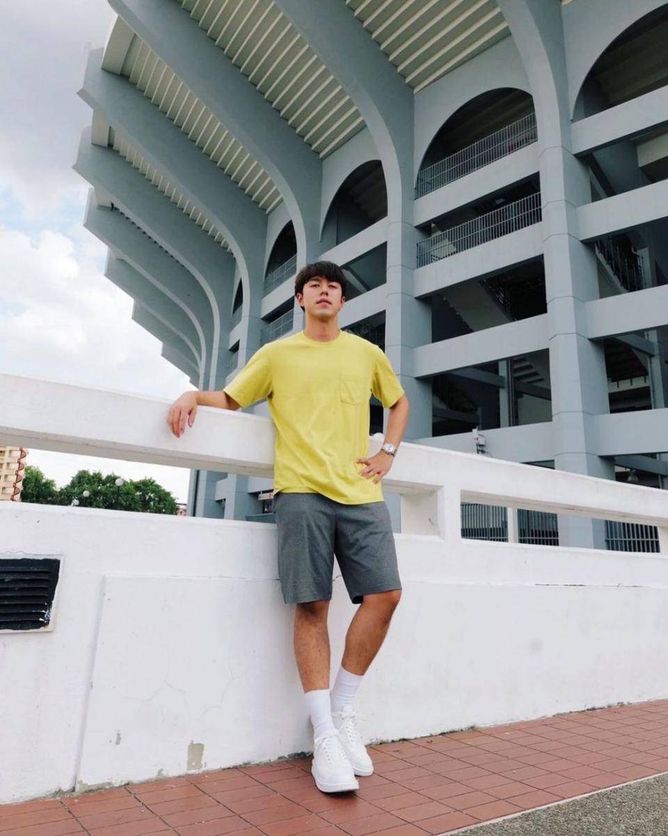 outfit kasual dengan sneakers putih ala Nine Naphat (instagram.com/naphat_nine)
