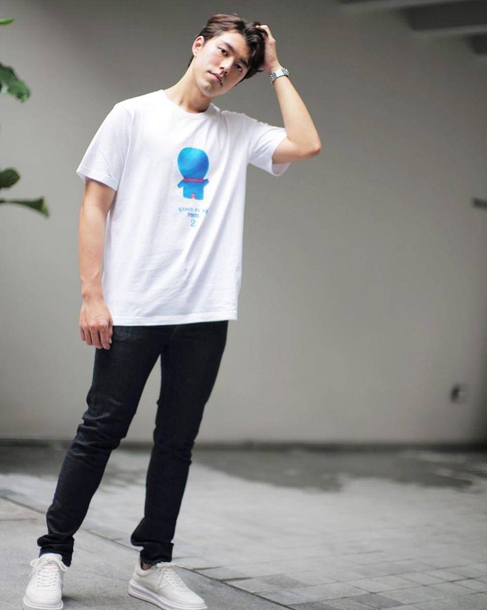 outfit kasual dengan sneakers putih ala Nine Naphat (instagram.com/naphat_nine)