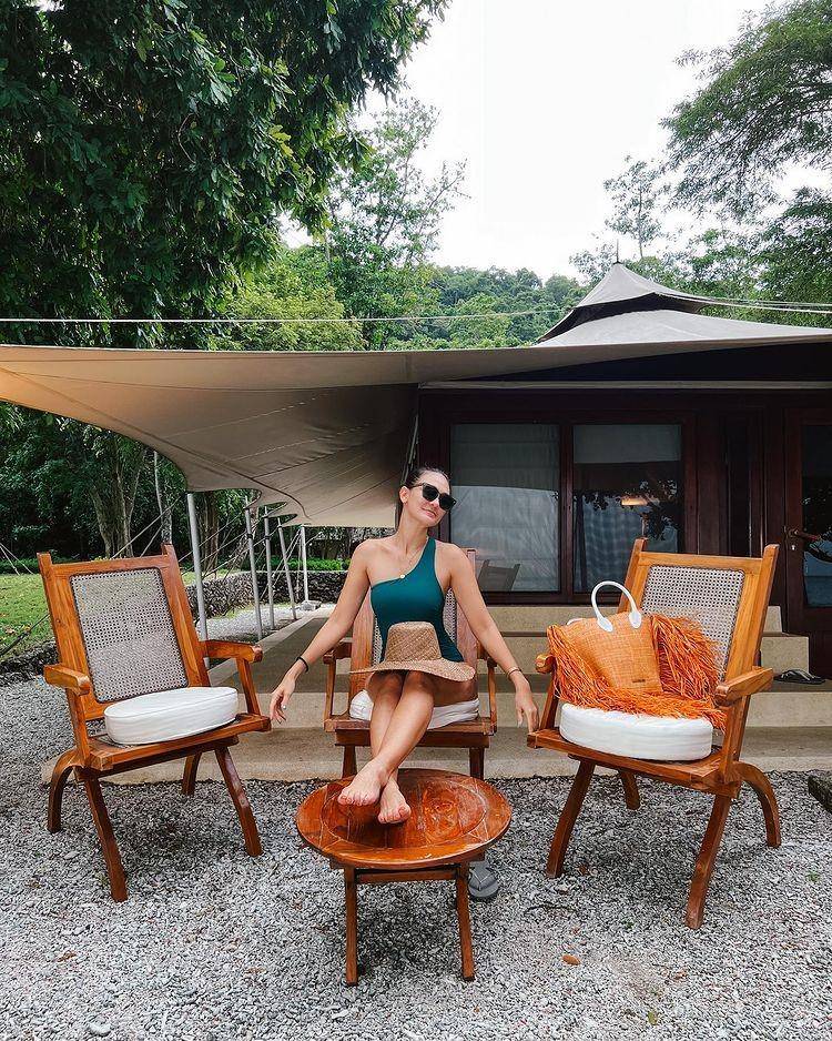 9 Potret Luna Maya Liburan Tahun Baru di Sumbawa, Pamer Body Bugar!