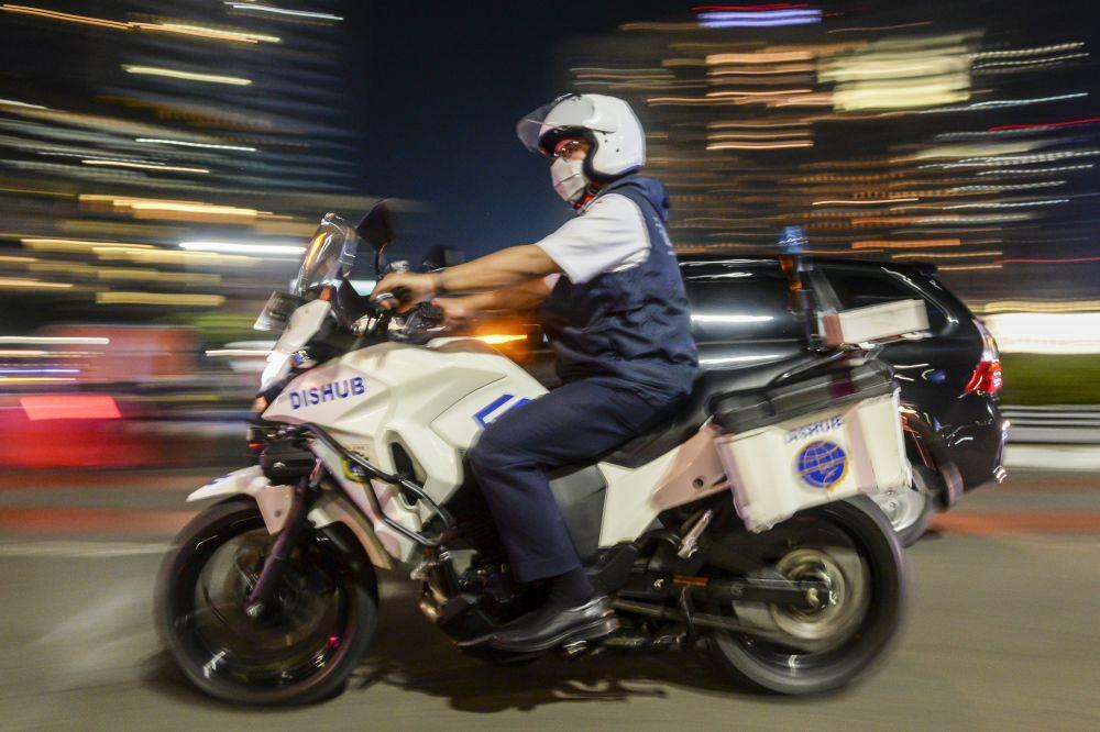 5 Potret Anies Baswedan Patroli Malam Tahun Baru Naik Motor Dishub
