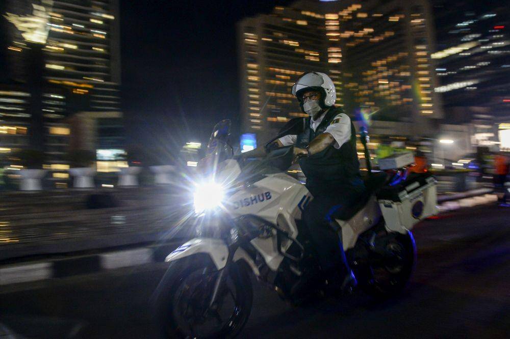Gubernur DKI Jakarta Anies Baswedan mengendarai kendaraan Dinas Perhubungan DKI Jakarta saat melakukan patroli pada pemberlakuan Crowd Free Night di Bundaran Hotel Indonesia, Jakarta, Sabtu (1/1/2022) (ANTARA FOTO/M Risyal Hidayat)