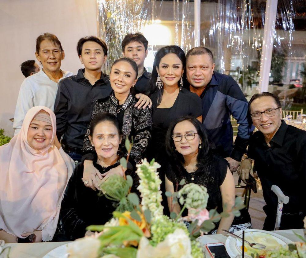 10 Potret Krisdayanti Rayakan Pergantian Tahun dengan Keluarga