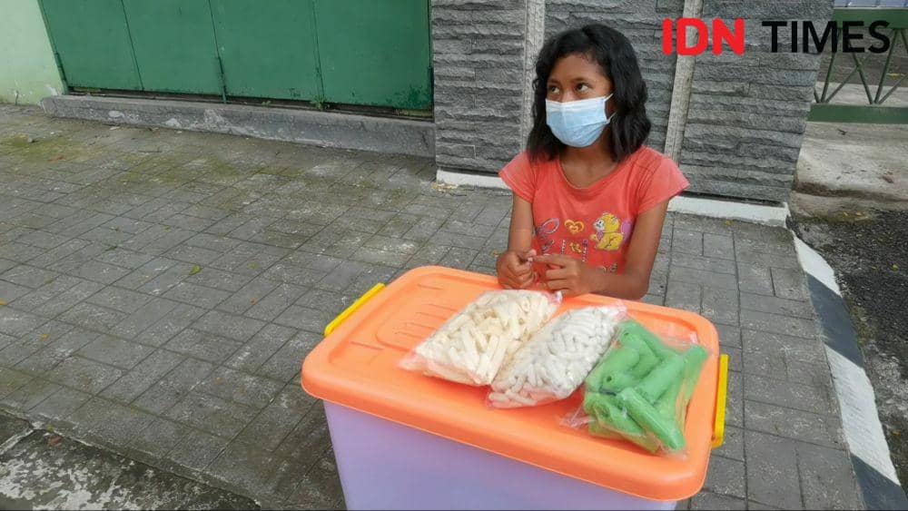 Viral! Bocah Yatim Jualan di Pinggir Jalan Demi Bantu Ibu yang Sakit