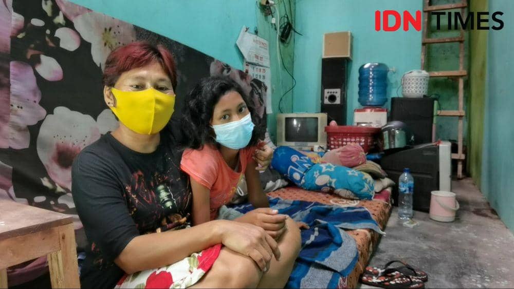 Novi Lestari bersama ibunya saat ada di rumahnya di Ketelan, Solo. (IDN Times/Larasati Rey)