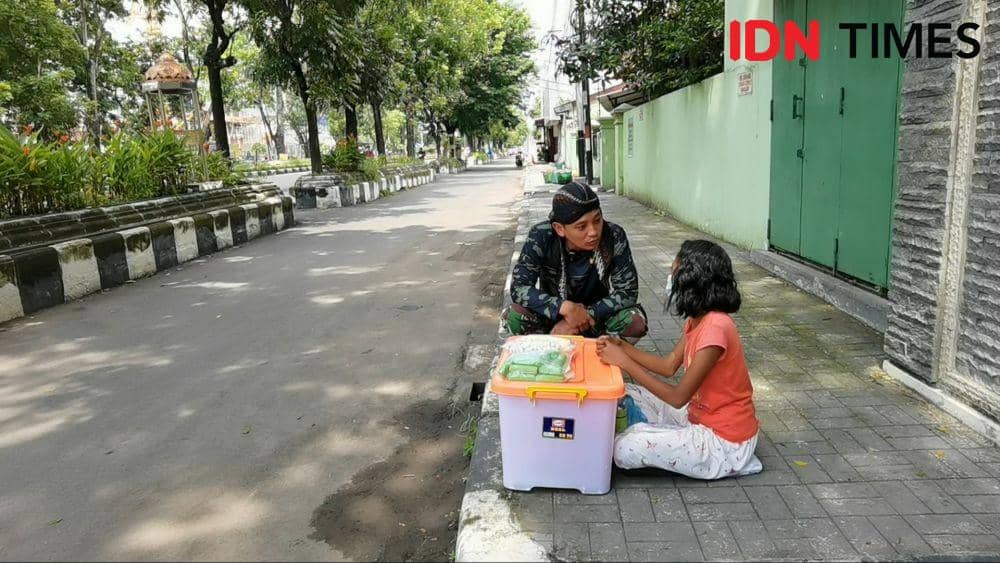 Novi Lestari, saat berjualan di tepi jalan Adi Sucipto, Solo. (IDN Times/Larasati Rey)