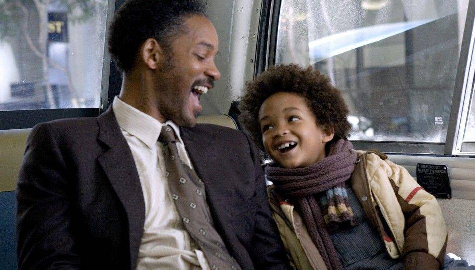 Will Smith tertawa riang bersama anaknya di film The Pursuit of Happyness (dok. Paramount Pictures/The Pursuit of Happyness)
