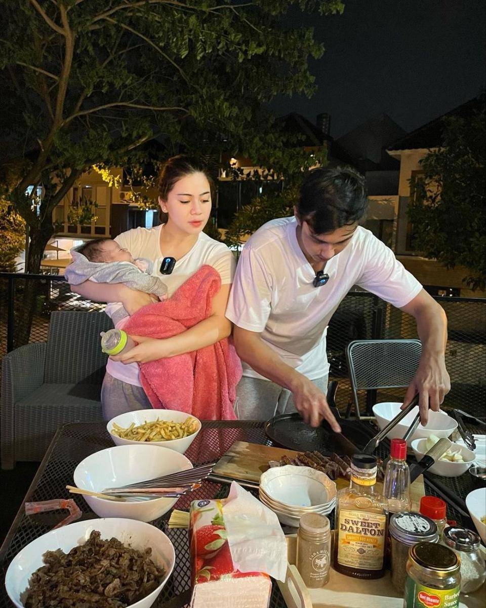 Perayaan pergantian tahun ala Felicya Angelista dan Hito Caesar. (instagram.com/felicyangelista_)