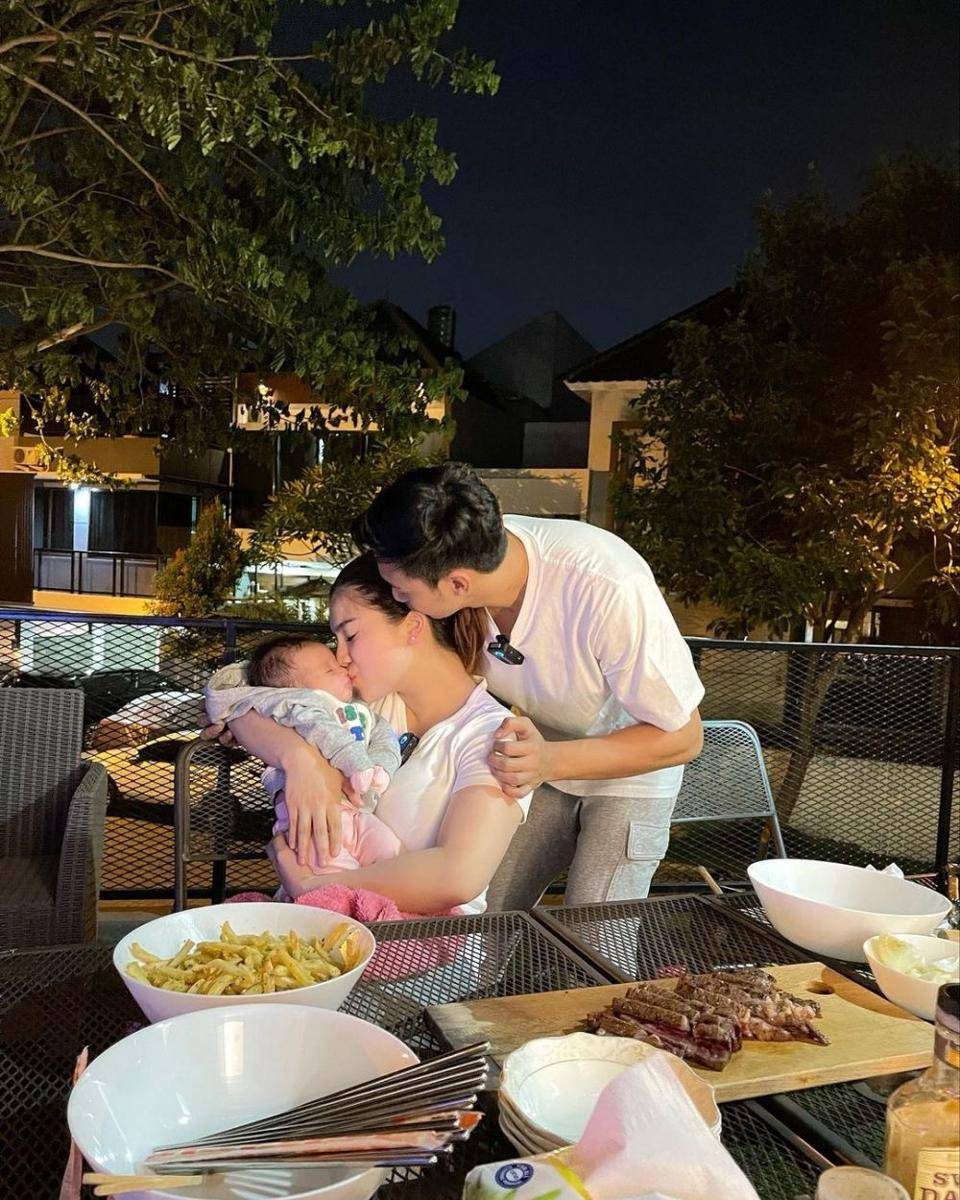 Perayaan pergantian tahun ala Felicya Angelista dan Hito Caesar. (instagram.com/felicyangelista_)