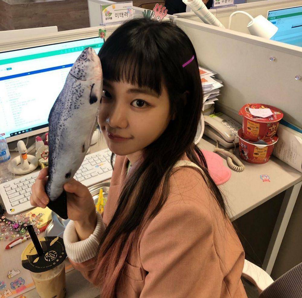 Han Ji Eun di drama Old School Intern. (instagram.com/hanjieun0603)