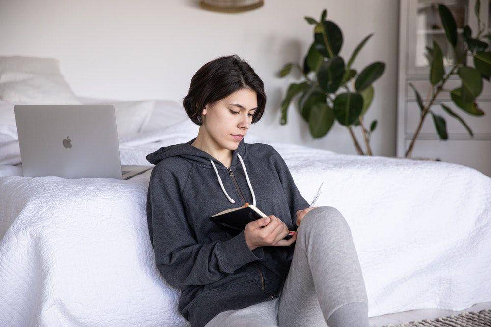 lustrasi bekerja dari rumah (pexels.com/EKATERINA BOLOVTSOVA)
