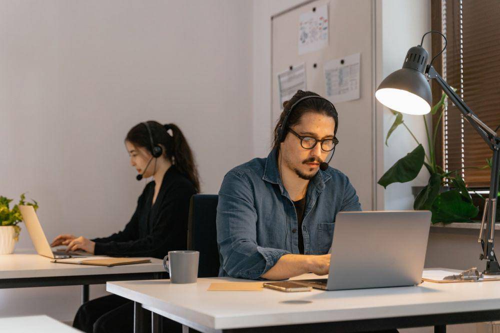 ilustrasi suasana kantor (pexels.com/MART PRODUCTION)