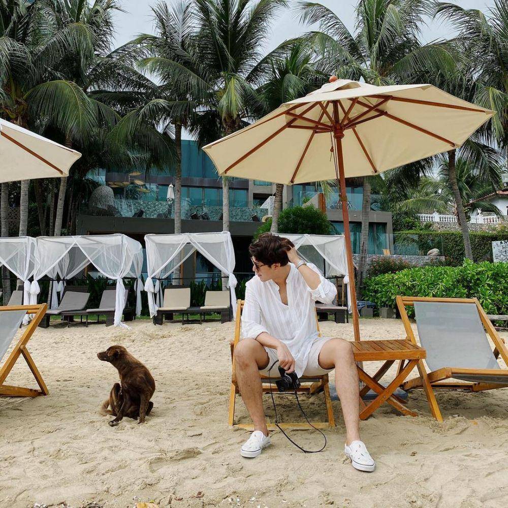 outfit kasual dengan sneakers putih ala Nine Naphat (instagram.com/naphat_nine)
