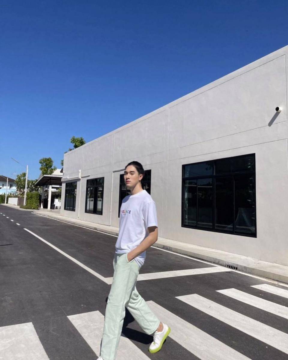Gaya busana Nani Hirunkit (instagram.com/hirunkit_)