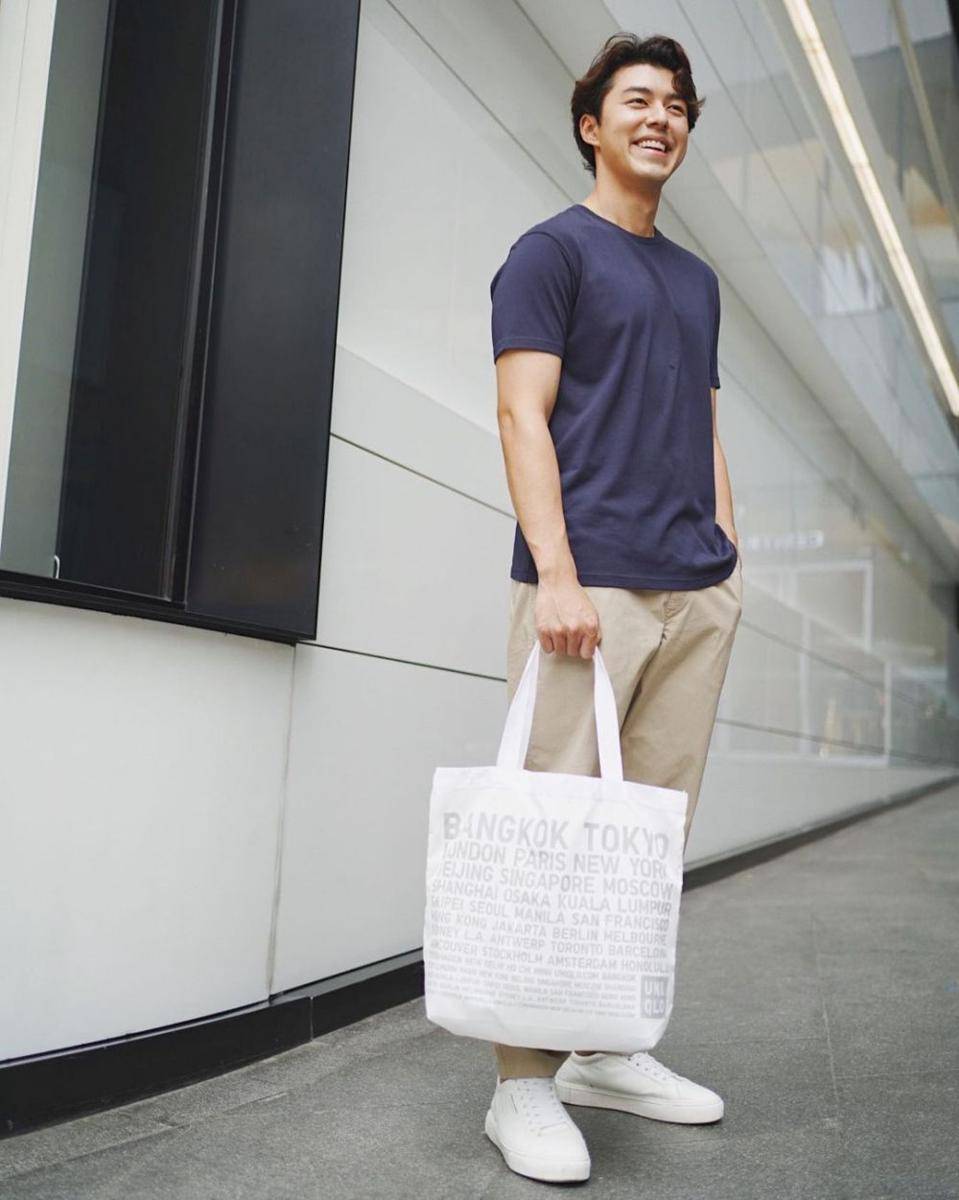 outfit kasual dengan sneakers putih ala Nine Naphat (instagram.com/naphat_nine)