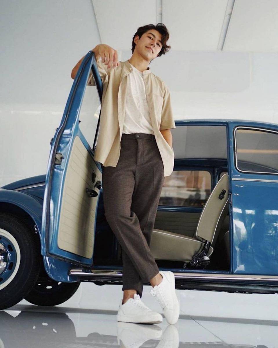 outfit kasual dengan sneakers putih ala Nine Naphat (instagram.com/naphat_nine)