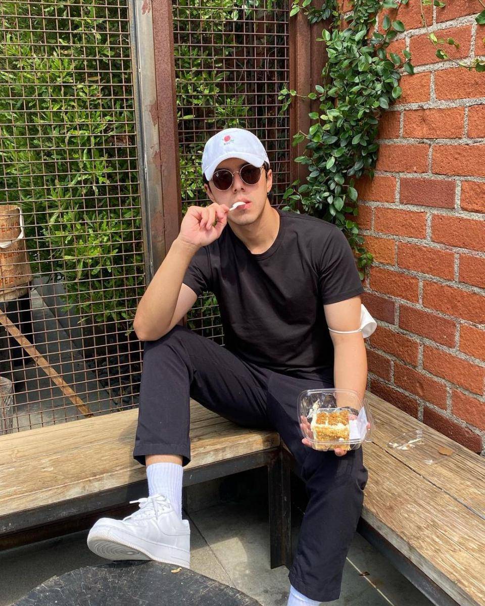 outfit kasual dengan sneakers putih ala Nine Naphat (instagram.com/naphat_nine)