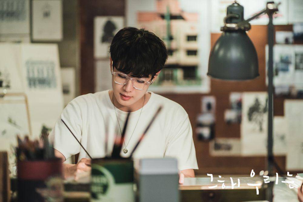 potret Choi Woo Shik sebagai Choi Ung dalam KDrama Our Beloved Summer (programs.sbs.co.kr)