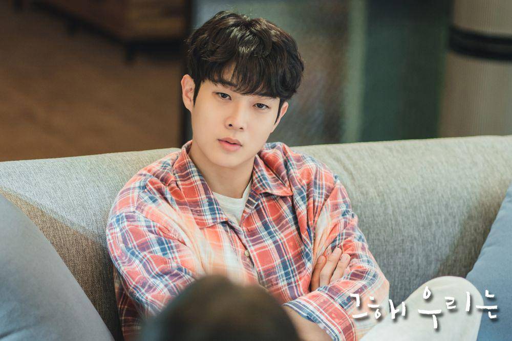 potret Choi Woo Shik sebagai Choi Ung dalam KDrama Our Beloved Summer (programs.sbs.co.kr)