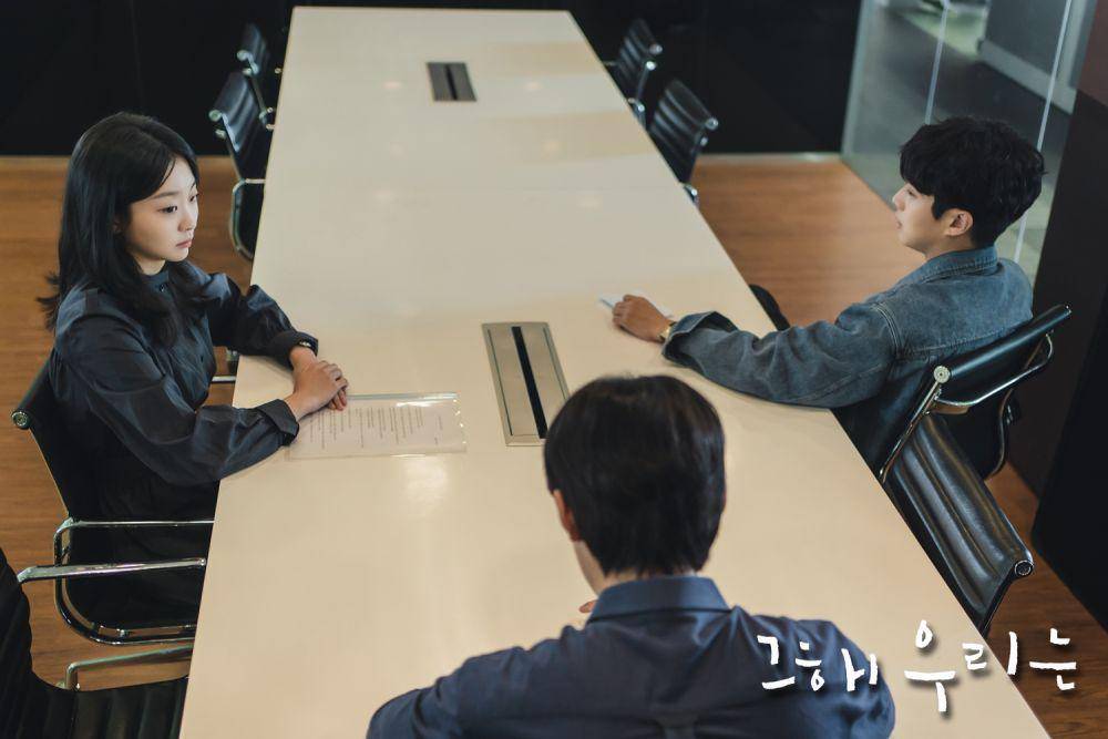 potret Choi Woo Shik bersama Kim Da Mi dan Kim Sung Cheol dalam KDrama Our Beloved Summer (program.sbs.co.kr)