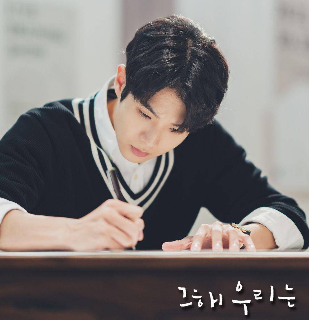 potret Choi Woo Shik sebagai Choi Ung dalam KDrama Our Beloved Summer (programs.sbs.co.kr)