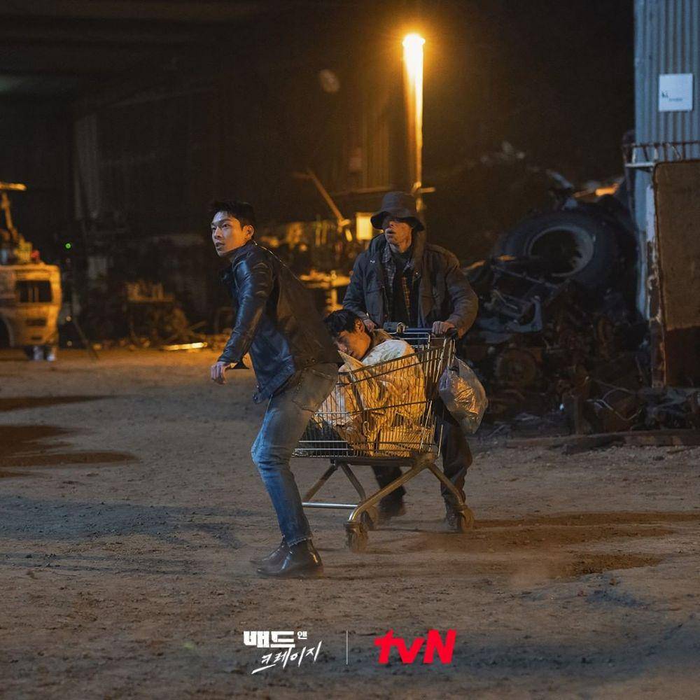 Lee Dong Wook dan Wi Ha Joon di Bad and Crazy (instagram.com/tvn_drama)