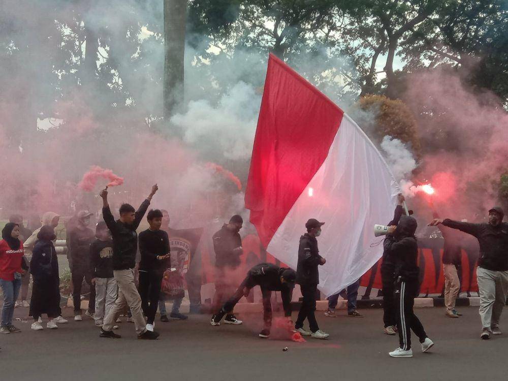Suporter menyambut kedatangan skuad Timnas Indonesia di Hotel Sultan, Jakarta / Istimewa