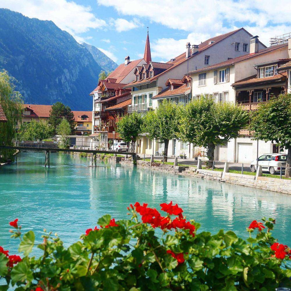 Interlaken Switzerland (unsplash.com/tuckerim20)