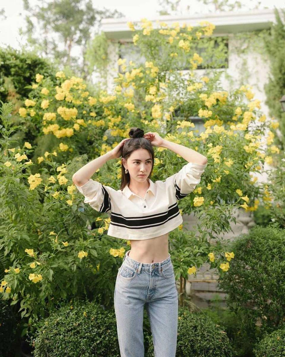 outfit bermotif ala Mai Davika (instagram.com/davikah)
