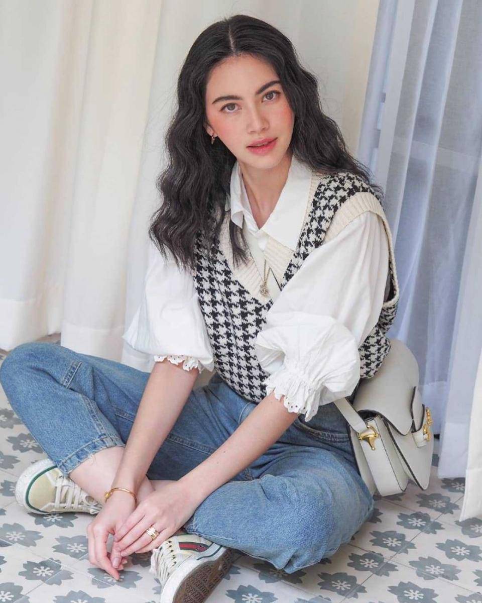 outfit bermotif ala Mai Davika (instagram.com/davikah)