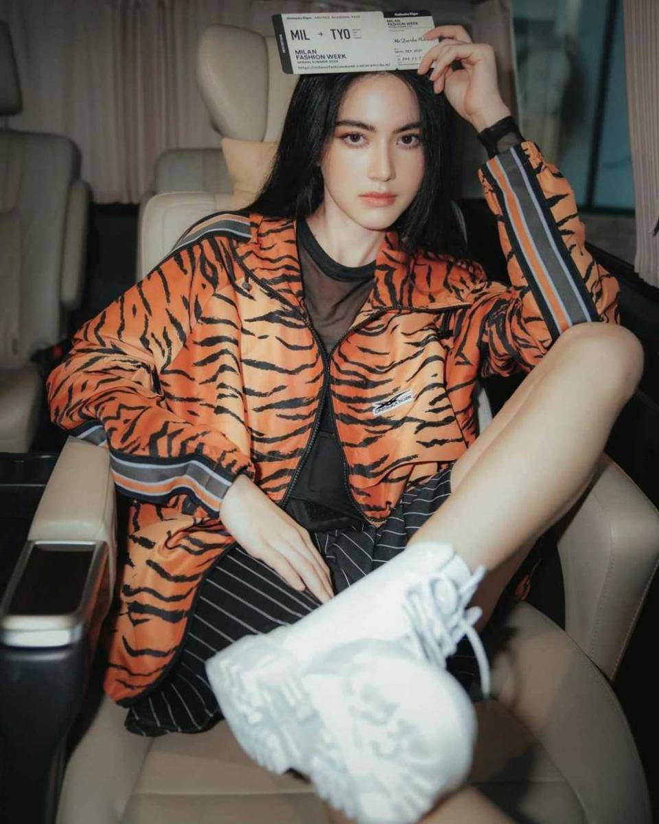 outfit bermotif ala Mai Davika (instagram.com/davikah)