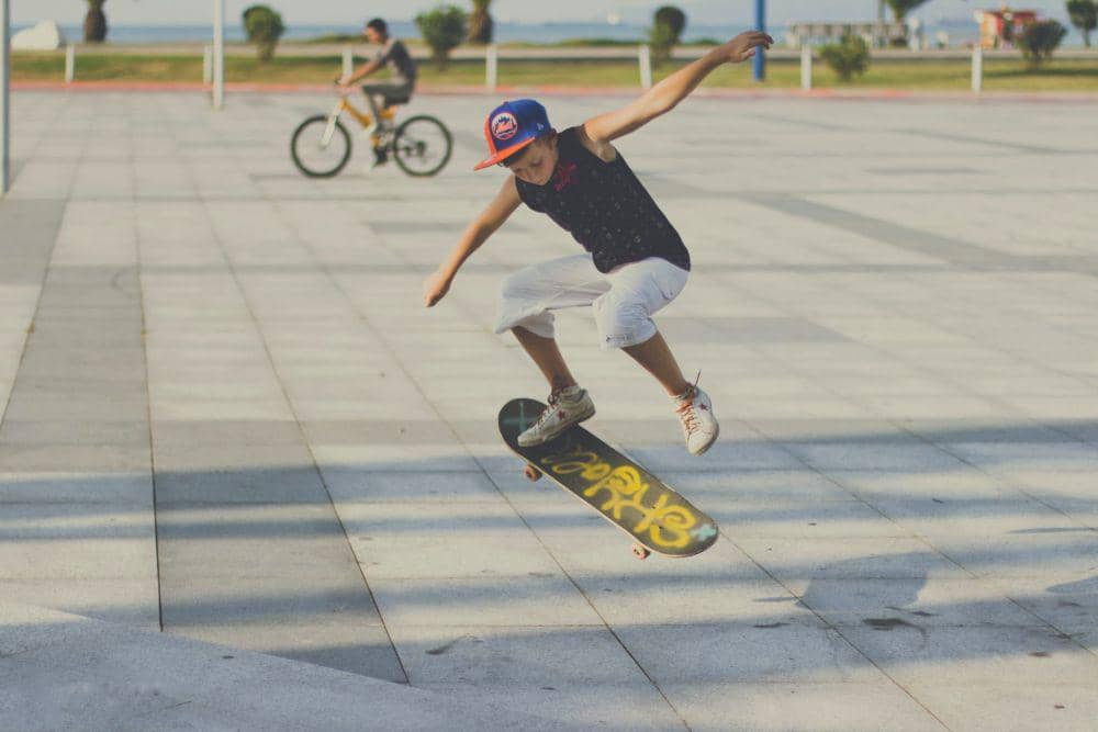 Ilustrasi Skateboarding Anak (unsplash.com/Gio Mikava)