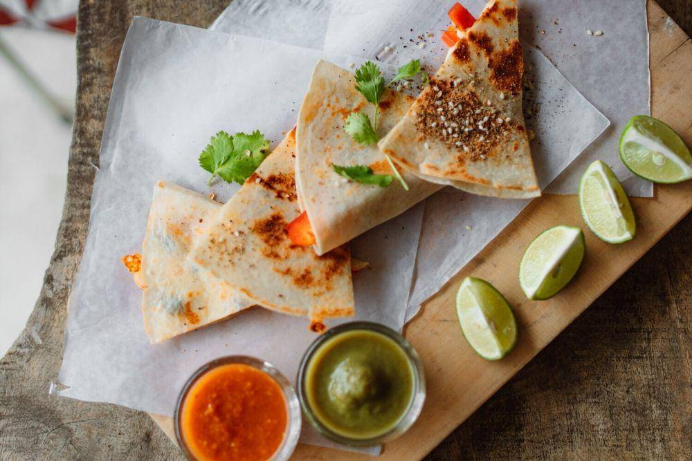 ilustrasi flatbread sandwich isi sosis dan putih telur (pexels.com/ROMAN ODINTSOV)