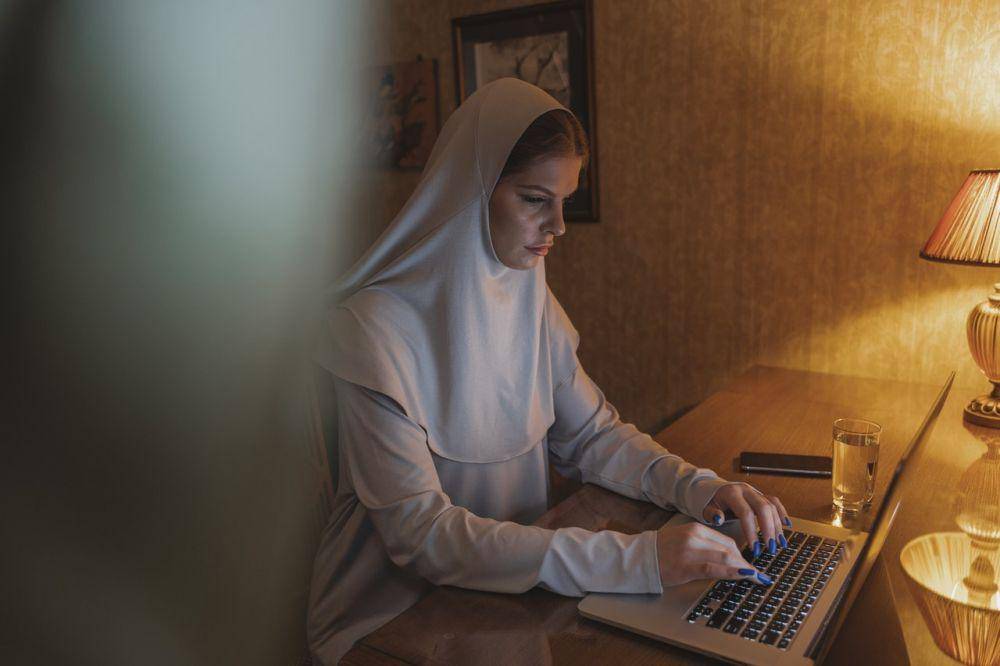 ilustrasi menulis dengan laptop (pexels.com/Tima Miroshnichenko)