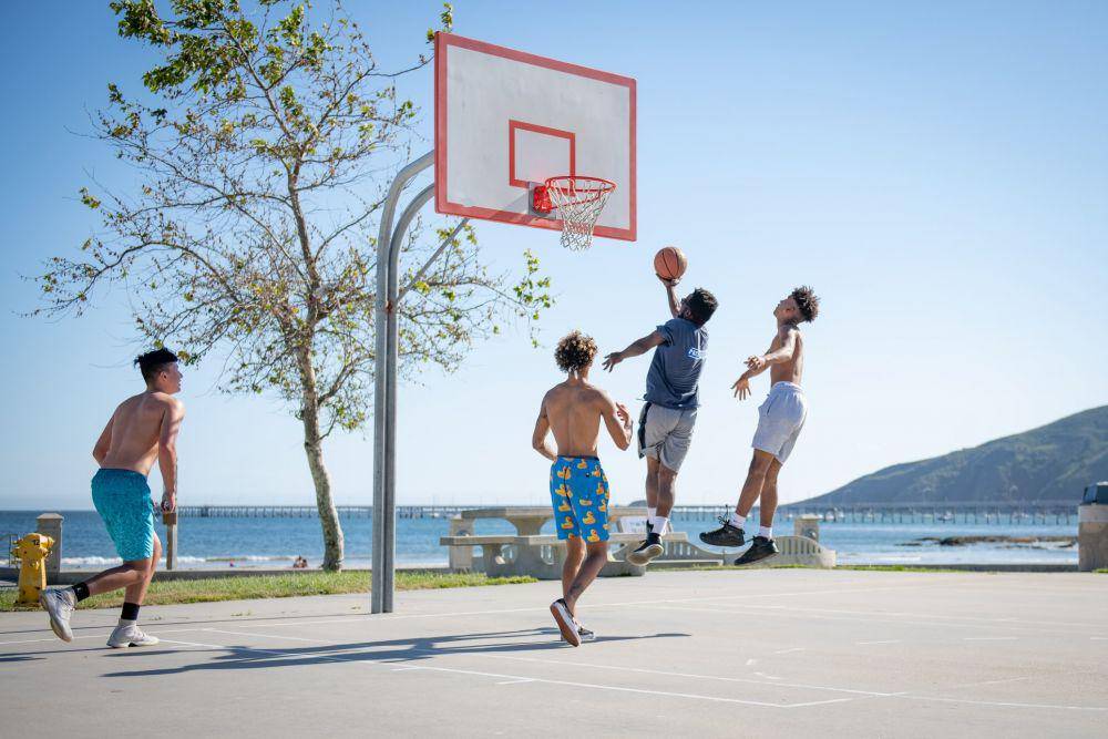 Ilustrasi kegiatan kampus bermain bola basket (unsplash.com/Tim Mossholder)