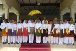 Pakaian adat Suku Mbojo bernama Sambolo (alanmalingi.wordpress.com)