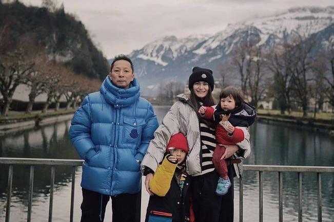 10 Potret Keluarga Ringgo Agus Liburan Tahun Baru di Swiss